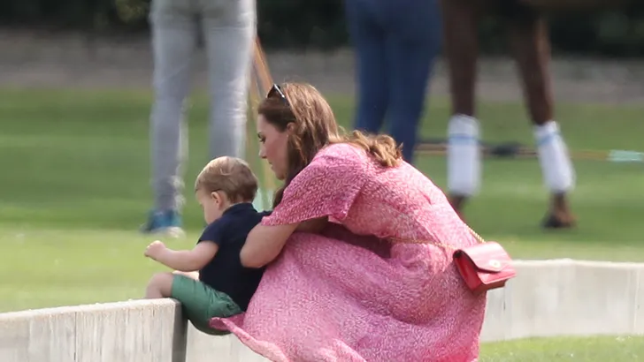 Zien: hertoginnen Kate & Meghan met baby's bij polo