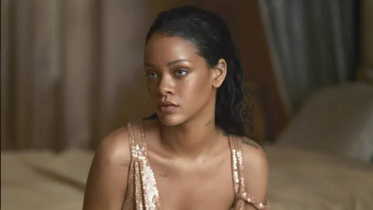 Rihanna siert de cover van Vogue in práchtige jurk