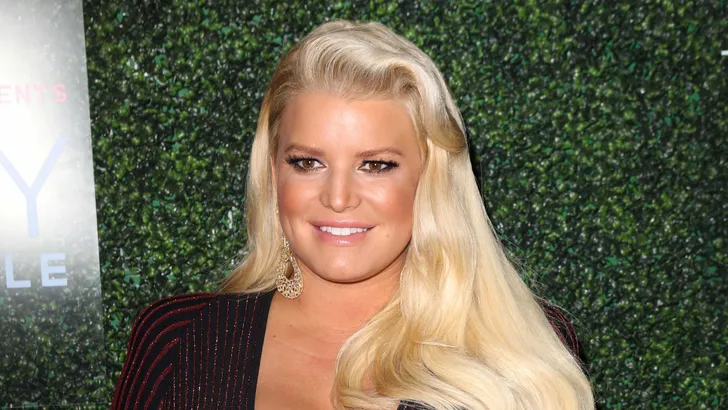 Jessica Simpson showt babybuik en veel mensen schrikken