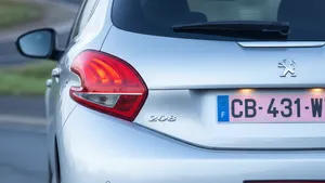 Frankrijk grijpt keihard in met opvallende roze kentekenplaten en maakt zo een einde aan grootschalige fraude