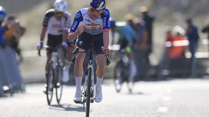 Maxim Van Gils is op de weg terug na zijn zware val in het voorjaar. In Sierra Nevada werkte hij aan zijn vorm samen met ploegmaat Remco Evenepoel, maar werden hij en zijn teamgenoten ook even met de neus op de feiten gedrukt door Tadej Pogacar.