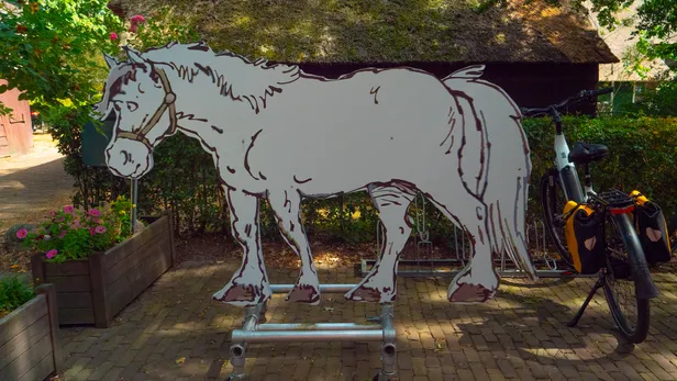 Afbeelding van Kobus de pony bij het Jan Kruis Museum in Orvelte