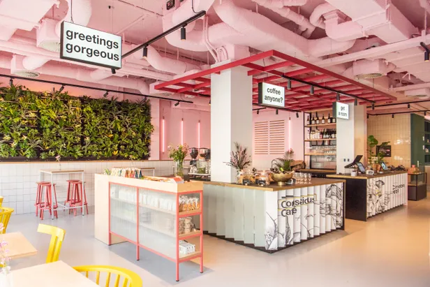 De 5 leukste roze hotels: het roze Conscious Café in het Conscious Hotel Amsterdam.