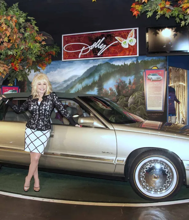 Dolly Parton reed jarenlang Cadillac en in dit exemplaar bleef iets persoonlijks van haar achter