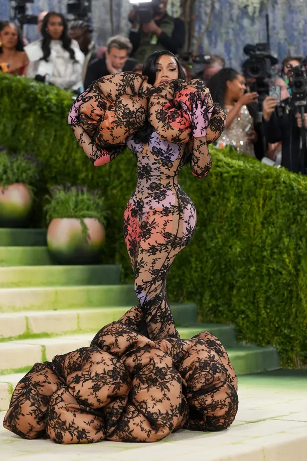 Cardi B in Marc Jacobs tijdens het Met Gala 2026.