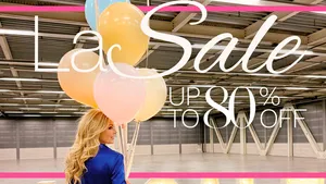 Fabulous Friday vouchers LaDress Sample Sale – Foto van vrouw in blauw LaDress-pak met ballonnen.