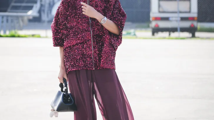 Vrouw met tas in haar hand