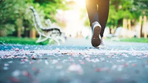 vrouw wandelen lente