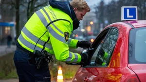 Rijinstructeur geeft het slechtste voorbeeld ooit en wordt stoned uit zijn lesauto geplukt