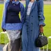 Twee stijlvolle vrouwen in trenchcoats tijdens Fashion Week.