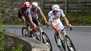 Pogacar, Van der Poel en Ganna in de finale van Milaan-Sanremo 2025.