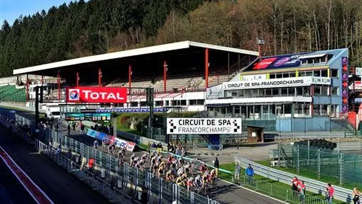 Nieuweling Arensman op podium in SP
