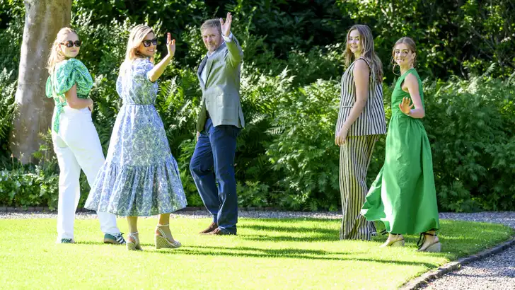 Foto van het koninklijk gezin tijdens de zomerfotosessie, juni 2025.
