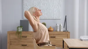 Vastgelopen achter je bureau? Deze staande routine van 9 minuten maakt je heupen en schouders direct los