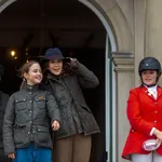 Moeder-dochter-momentje voor prinses Mary en Josephine