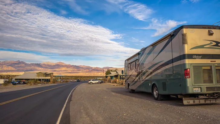 Luxe Monaco Diplomat-camper geparkeerd in het noorden van Death Valley