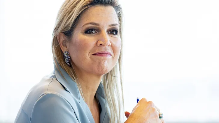 Máxima waait Amsterdam in én uit