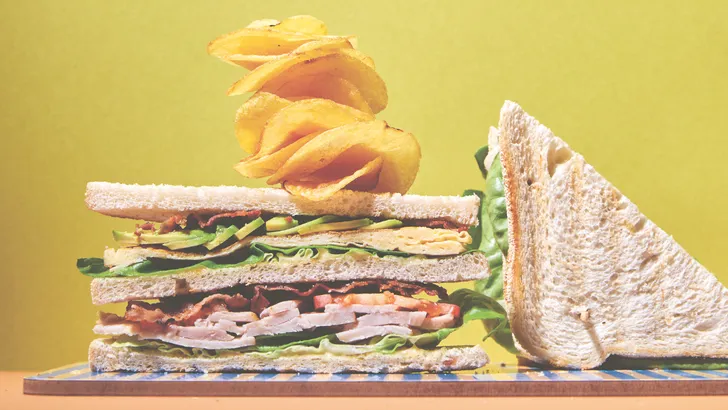Foto van een clubsandwich tegen een gee achtergrond