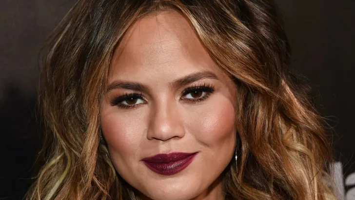 Chrissy Teigen showt babybuikje