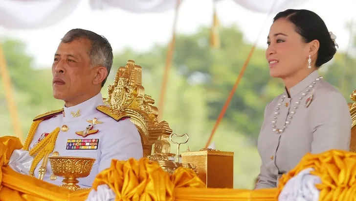 Thailand: koningin Suthida kikkert op