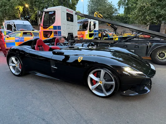 De zeldzame Ferrari Monza SP2 tussen bergingsvoertuigen van de politie. De auto heeft een geschatte waarde van ongeveer 4,3 miljoen euro.