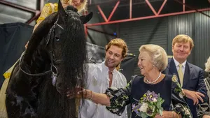 Beatrix en Willem-Alexander genieten van hippisch theaterstuk