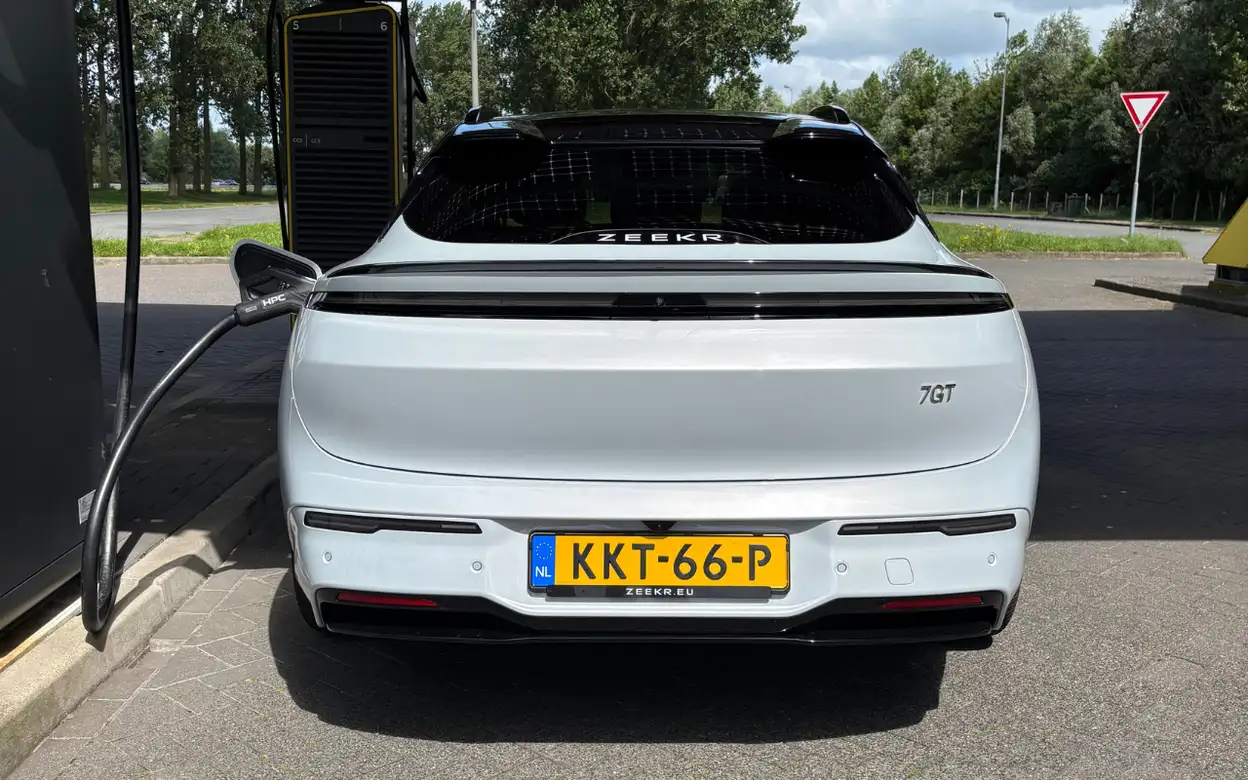 Zeekr 7GT aangesloten op een openbare snellader