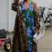Vrouw in stijlvolle kleding tijdens fashion week.
