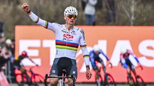 Mathieu van der Poek komt met één vuist in de lucht over de streep terwijl hij de wereldbeker van Maasmechelen wint.