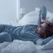 Vrouw ligt ziek op bed