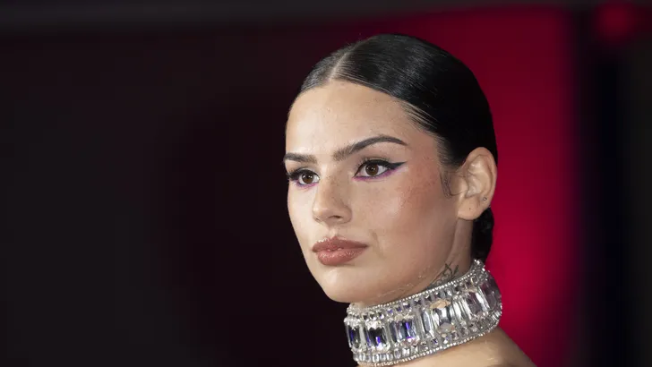 Famke Louise heeft groot nieuws