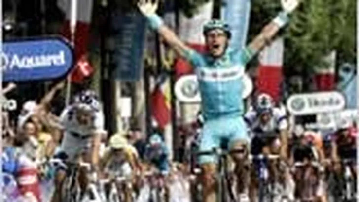 Tour: Vinokourov wint op de Champs Elysees