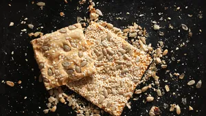 Dít zijn de cracker-instinkers die iedereen als ‘gezond’ ziet – maar dat totaal niet zijn