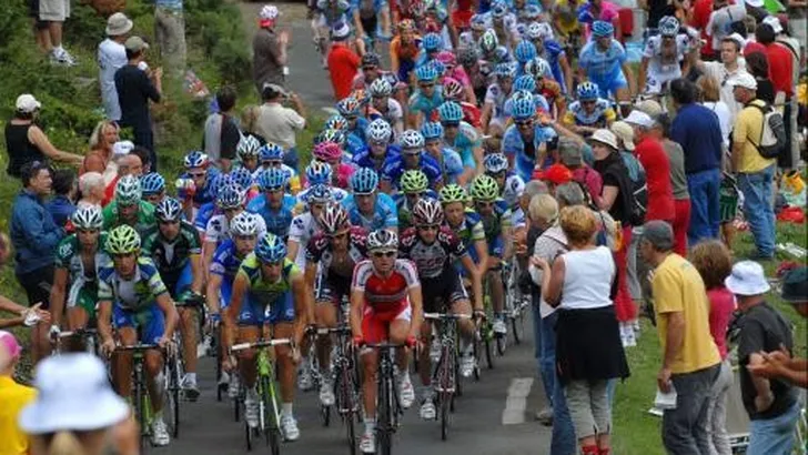 Verdeeldheid peloton bij vertraagde start etappe