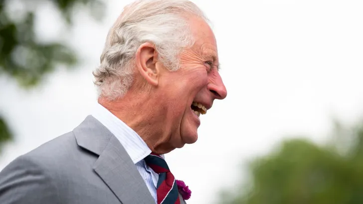 Boris Johnson klungelt, prins Charles kan zijn lachen niet inhouden 