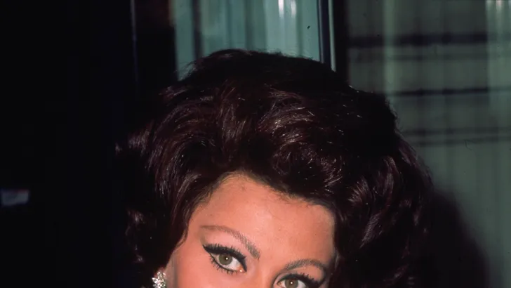 Het verhaal achter Sophia Loren's iconische 'side-eye' naar Jayne Mansfield onthuld