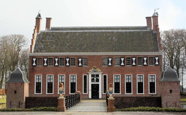 De leeuwen van Borg Dijksterhuis staan nu voor de Menkemaborg in Uithuizen
