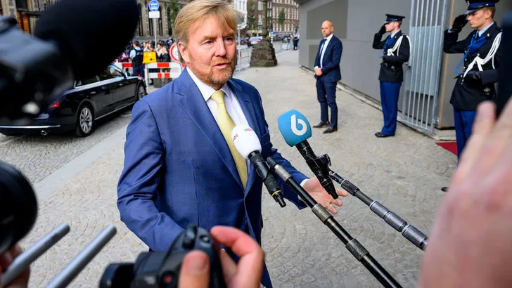 Koning geeft Statement over NSDAP-lidmaatschap prins Bernard