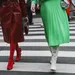 Ladders in je panty voorkomen. – Streetstyle-foto van twee vrouwen op straat met rokken en panty's aan.
