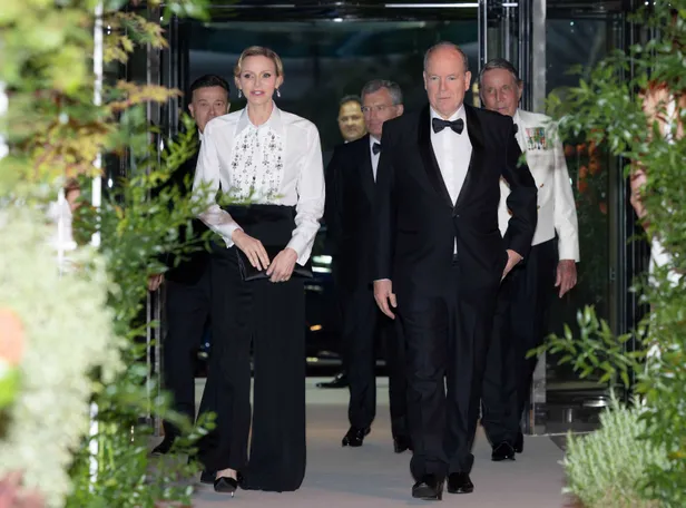Charlene looks F1 Grand Prix Monaco 2026: Gala-look met Dolce & Gabbana-blouse en zwarte pantalon.