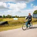 Noor van der Lugt spoed zich per fiets naar de volgende plek op het KLM Open waar ze nodig is.