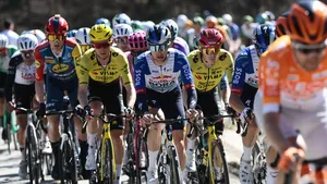Jai Hindley tussen Sepp Kuss en Jonas Vingegard van Team Visma | Lease a Bike.