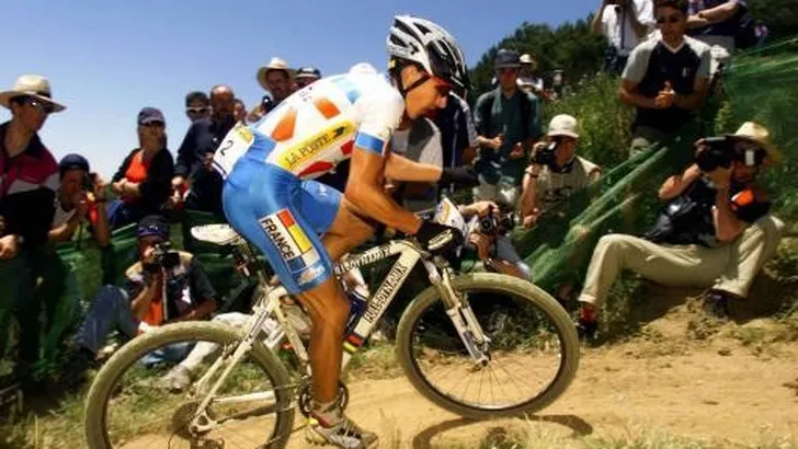 Mountainbiker Martinez staat alweer op de keien