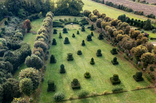 Dit landgoed met unieke Italiaanse tuinen is slechts twee maanden per jaar open. Je kunt er niet pinnen en het ademt pure mysterie. Ga jij het ontdekken? 