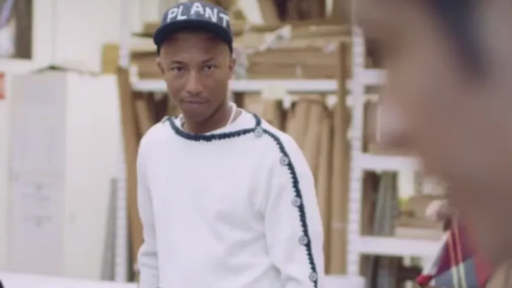 VIDEO: Pharrell ontdekt hoe het is om Karl Lagerfeld te zijn