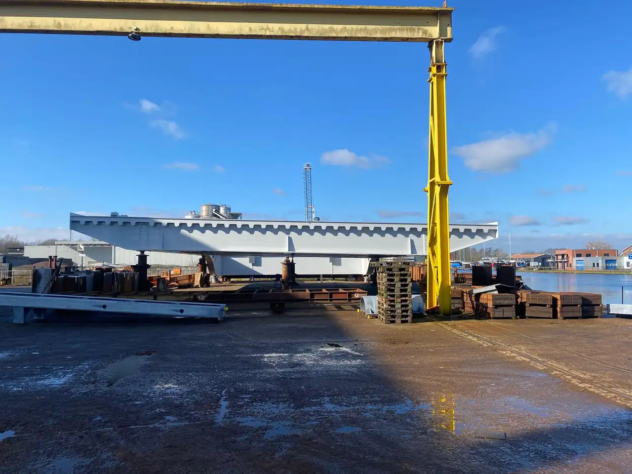 Het brugdek voor transport bij de constructeur in Friesland.