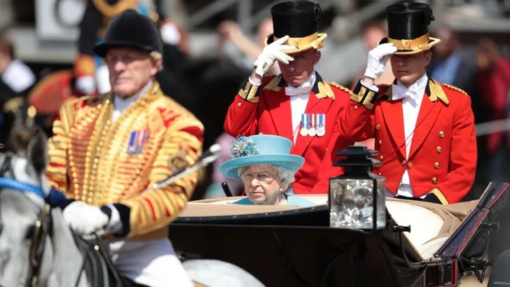 Windsors puffen zich door Trooping the Colour