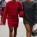 Twee vriendinnen in stijlvolle outfits.