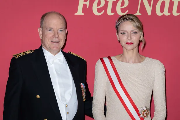 Prins Albert II en prinses Charlène stralen tijdens het Monaco National Day Gala 2025, waar Charlène indruk maakt met haar ivoorkleurige avondjurk en de schitterende Diamond Foam Tiara (Beeld: NL Beeld)