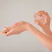 geurtruc vrouw parfum sprayen